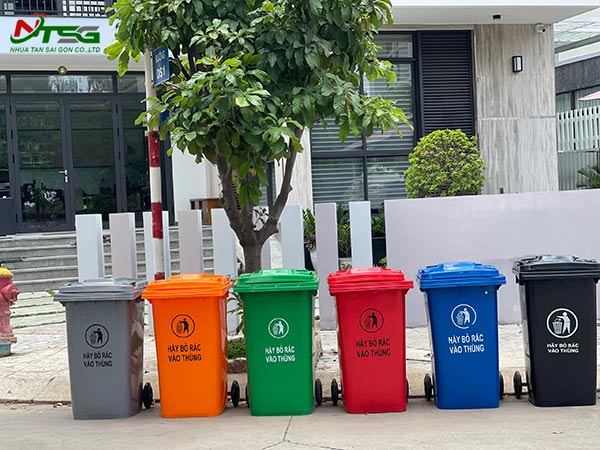 Thùng rác nhựa đặt tại khu dân cư