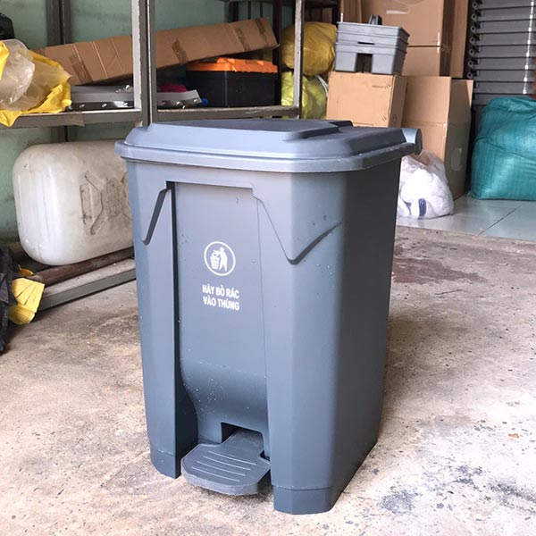 thung-rac-dap-chan-50l-xam-den