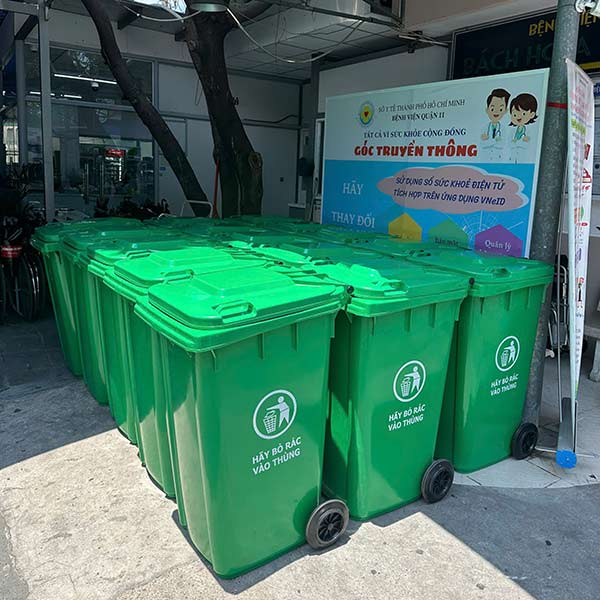 thung-rac-nhua-240l-loai-15kg-xanh-la